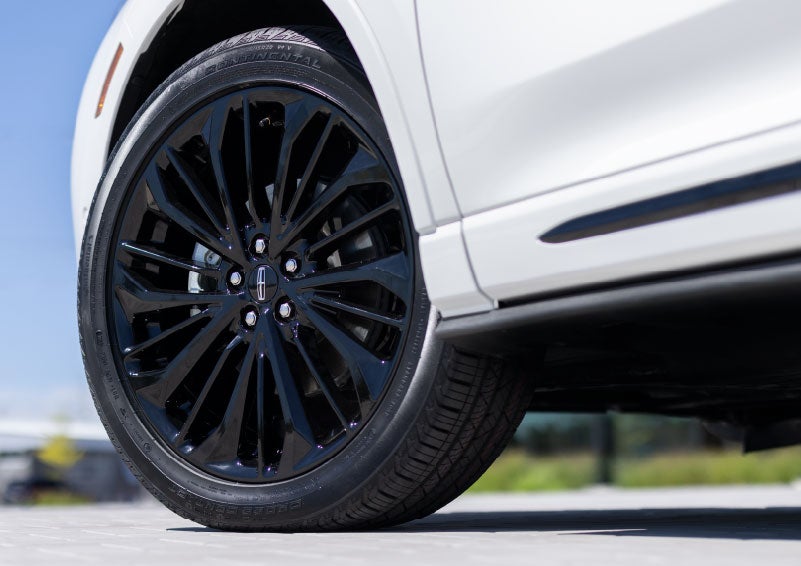 A stylish 20-inch black aluminum wheel of the available Jet Appearance Package is shown. | Mathews Lincoln in Marion OH